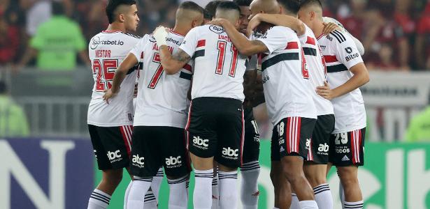 jogadores do sao paulo se reunem antes de duelo contra o flamengo pela copa do brasil