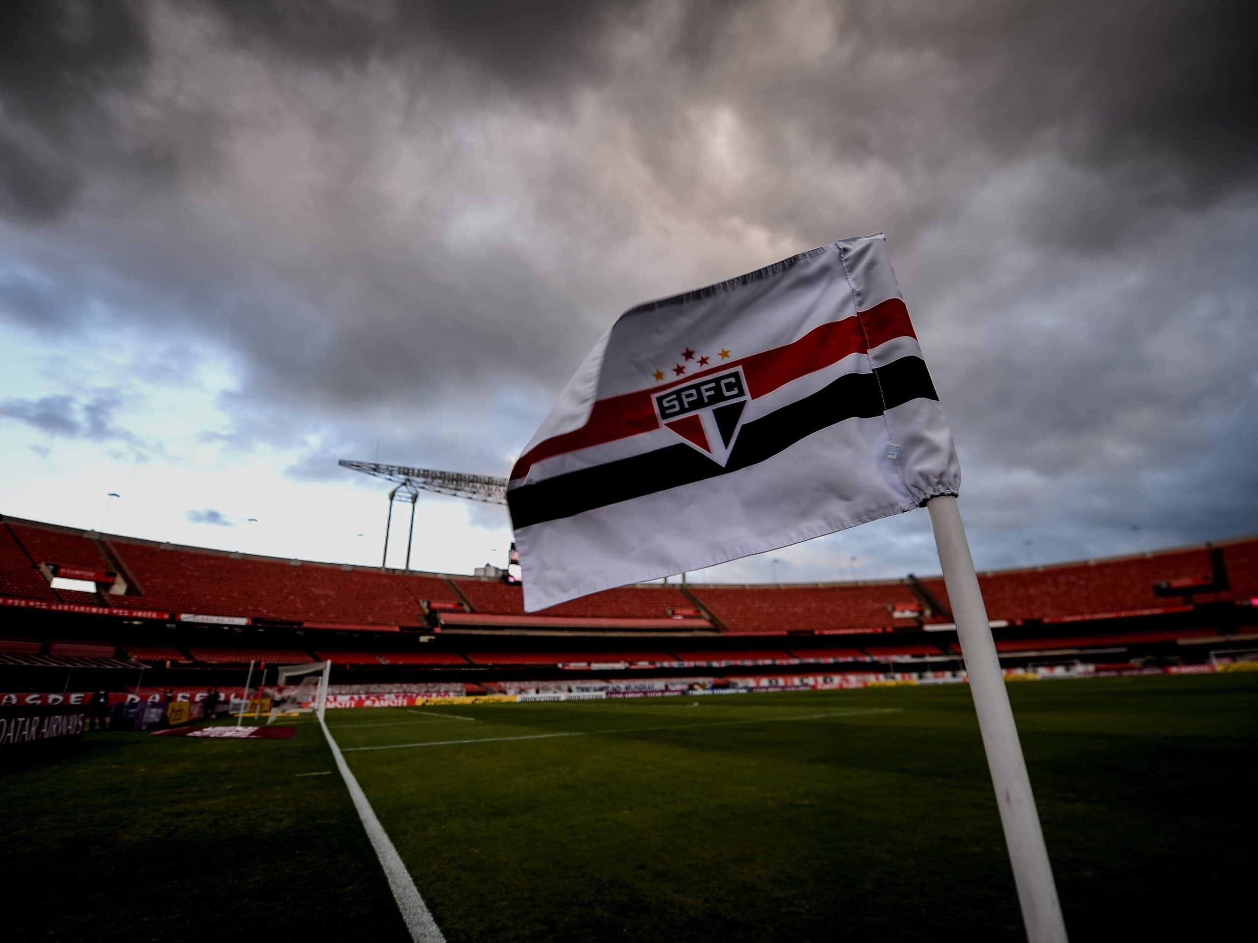 bandeira do sao paulo tremula no escanteio do gramado do morumbi sob nuvens negras 1604528969213 v2 4x3 scaled