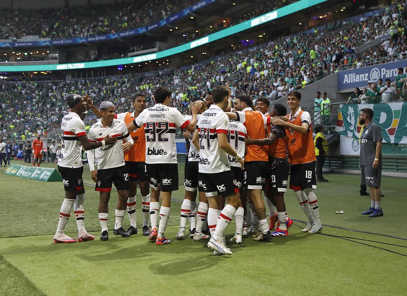 Volante negocia saída do São Paulo para a Europa
