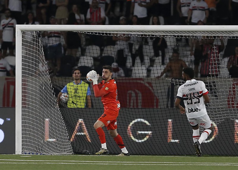 Rafael não se cala e compra briga com jogador do Botafogo