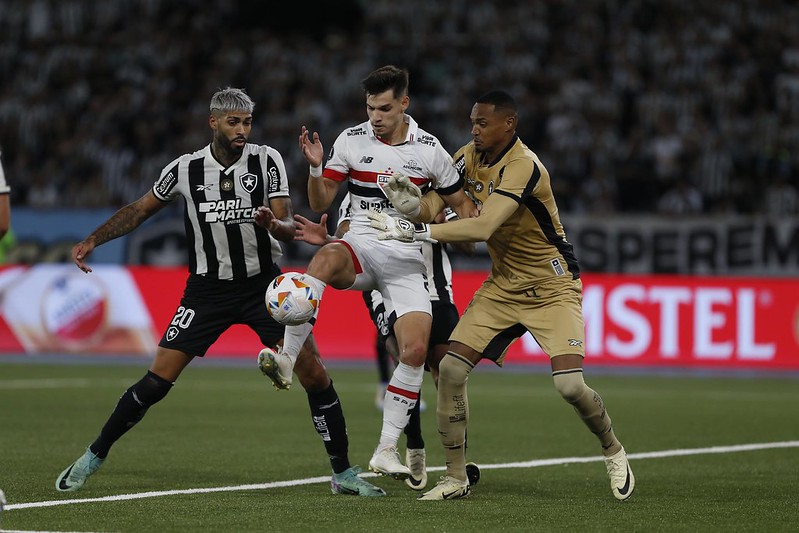 Milton Neves crava o classificado de São Paulo x Botafogo após jogo de ida