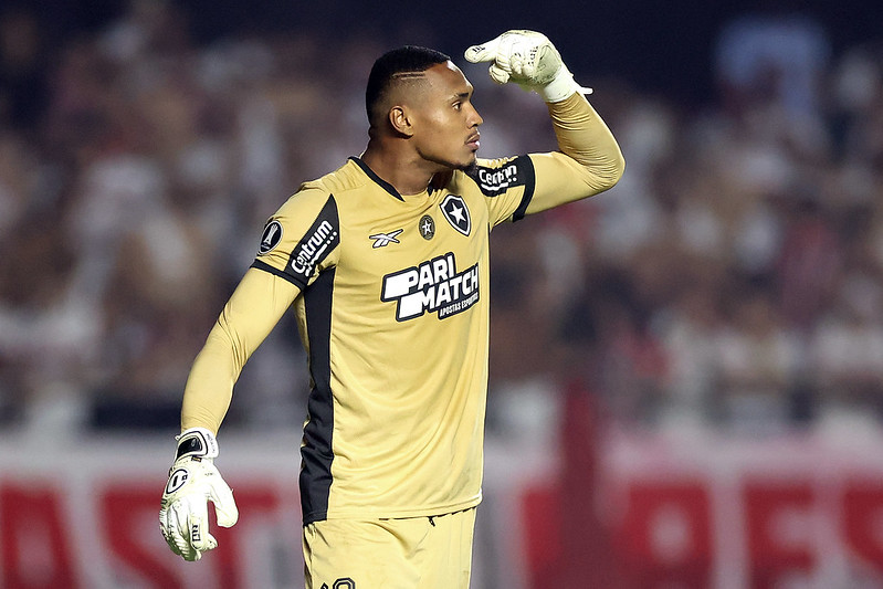 Goleiro John passou 3 anos no São Paulo, foi dispensado e se vingou