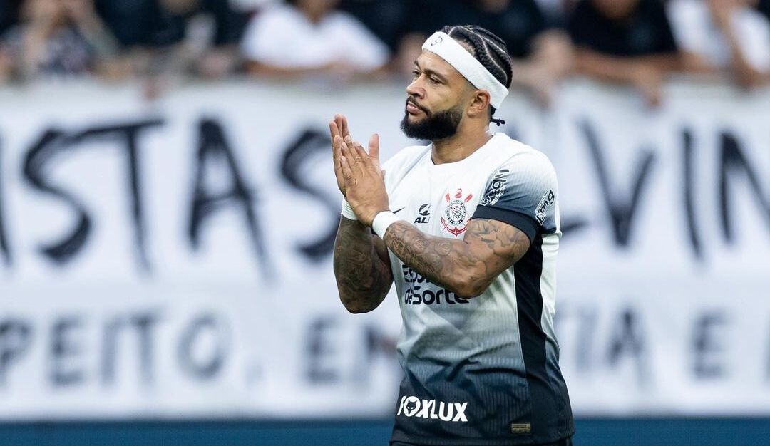 Depay foi envolvido em boato sobre Daniel Alves