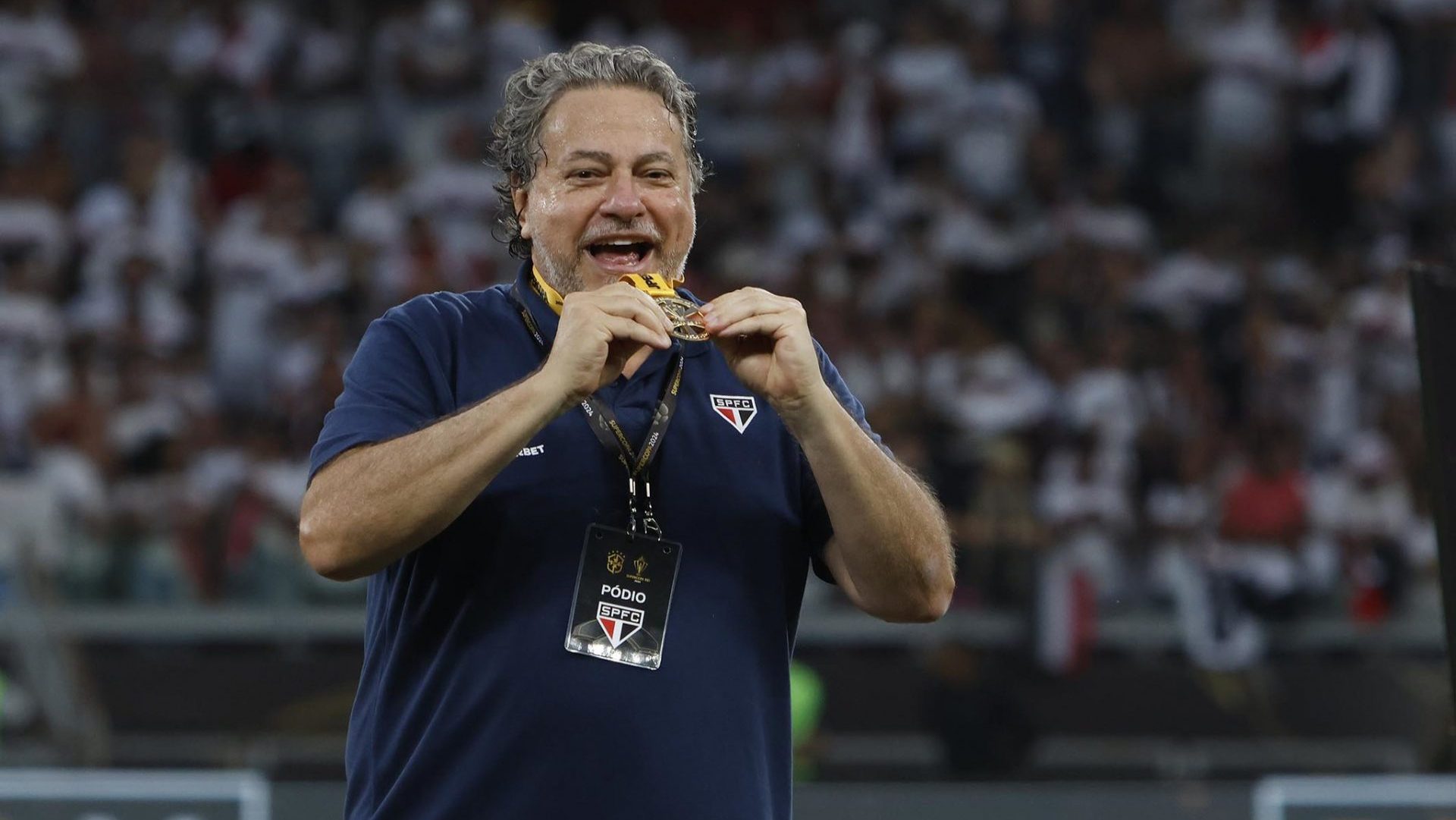 Presidente do São Paulo recebe presente inusitado