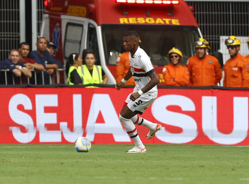 Arboleda assume a posição de Cueva no São Paulo
