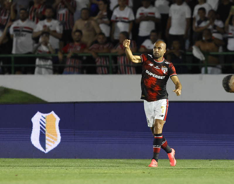 Souza dá nos dedos do Neto após atuação de Lucas Moura