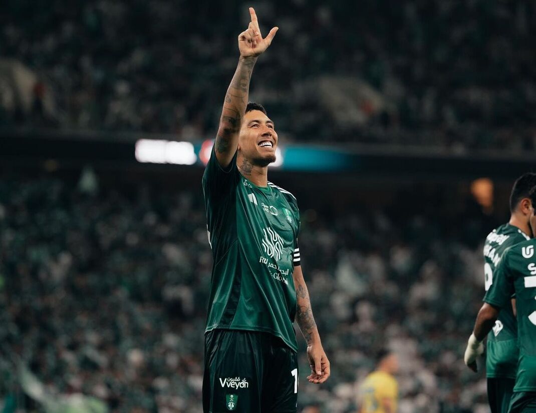 Roberto Firmino já desembarcou no Morumbis para apresentação