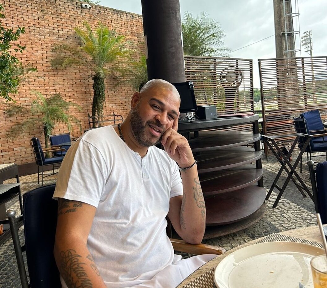 Adriano Imperador confirma “retorno” ao futebol