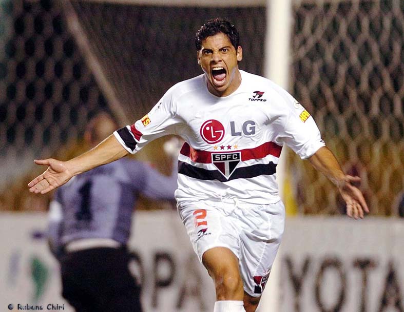 Cicinho age por conta própria e convida ex-Real Madrid para jogar no São Paulo
