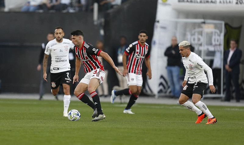 Corinthians quer arrancar reforço do São Paulo mesmo com dívida bilionária
