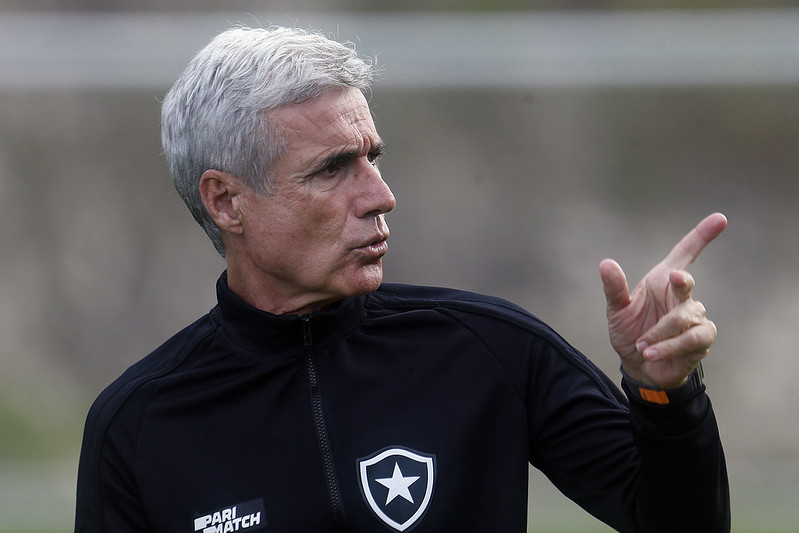 Luís Castro aparece como alvo favorito de arquirrival do São Paulo