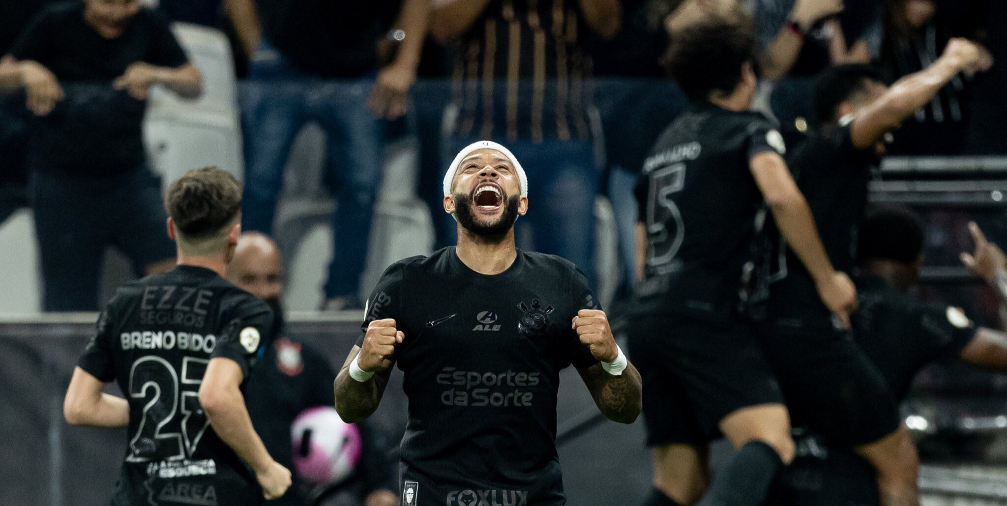 Corinthians se garante no sistema defensivo e assina com zagueiro até 2027