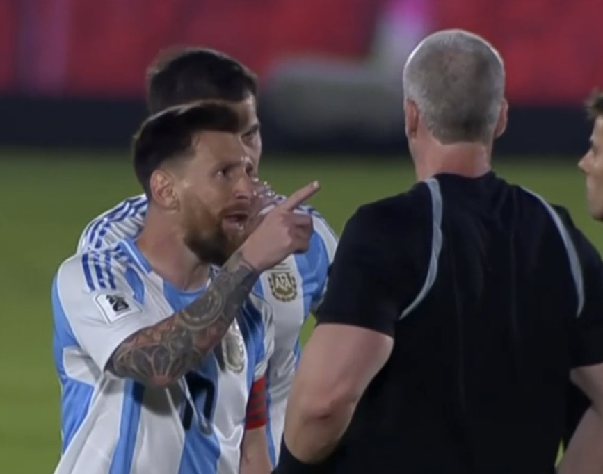Lionel Messi fez o que muitos brasileiros queriam e detonou Anderson Daronco