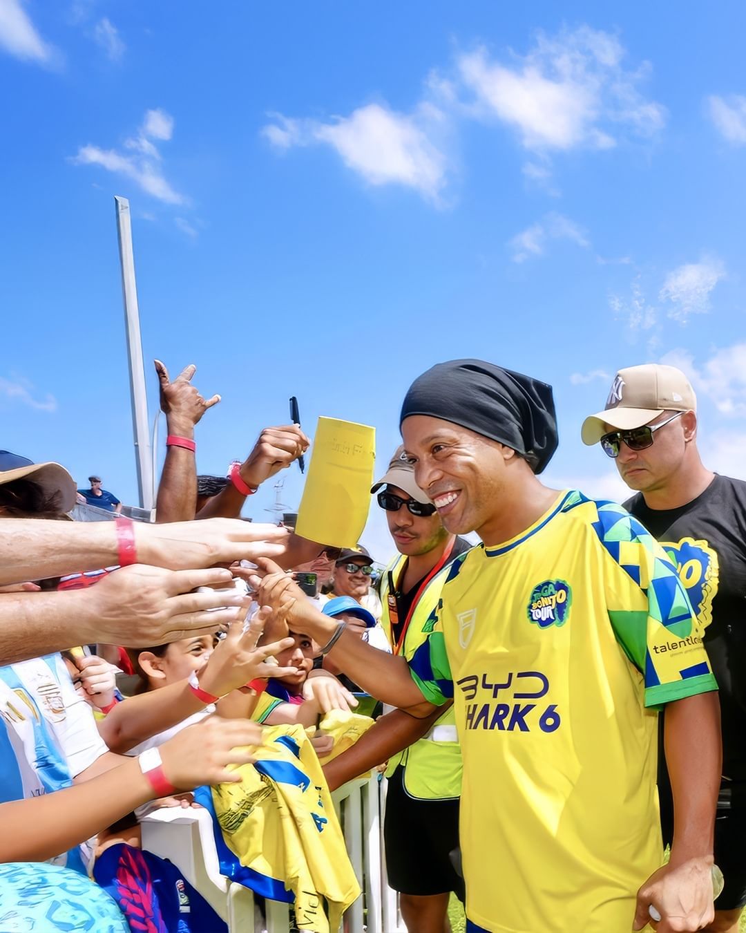 Ronaldinho Gaúcho abandona Seleção Brasileira e aparece assistindo outro jogo
