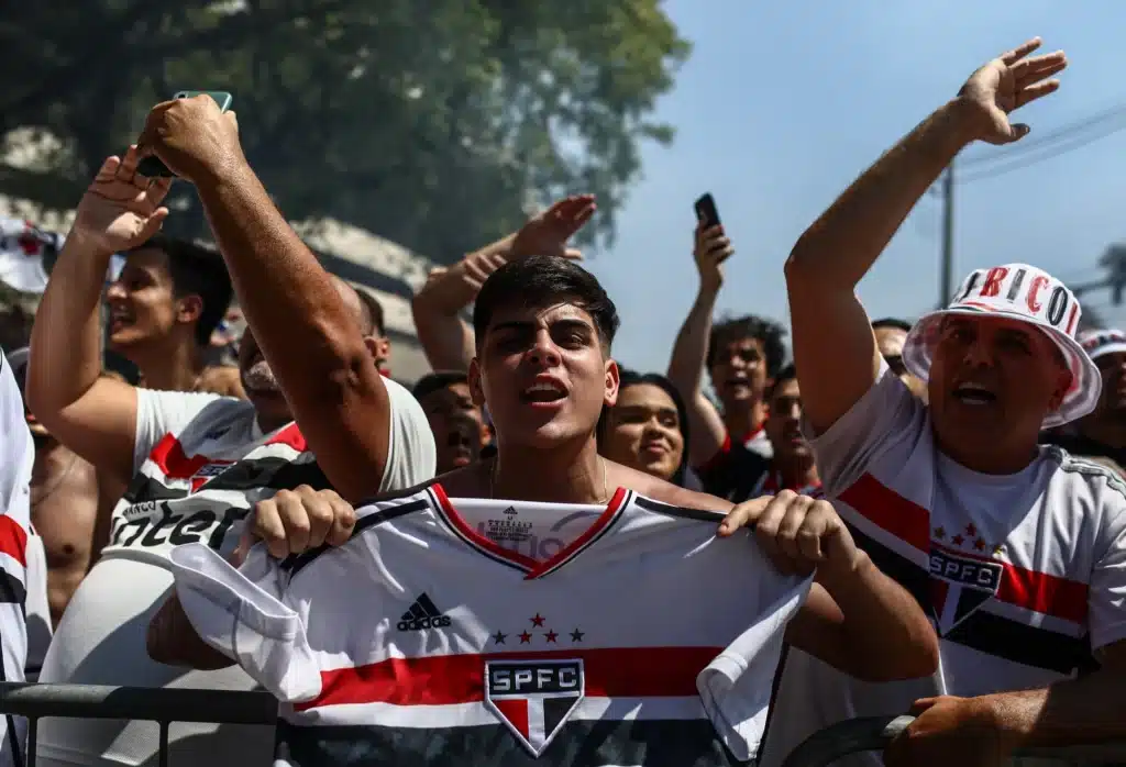 Gerson assinou contrato para jogar no São Paulo e torcida ficou feliz da vida