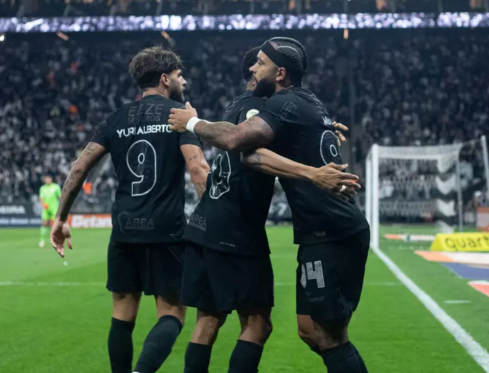 Clube da Premier League está impressionado com trio do Corinthians