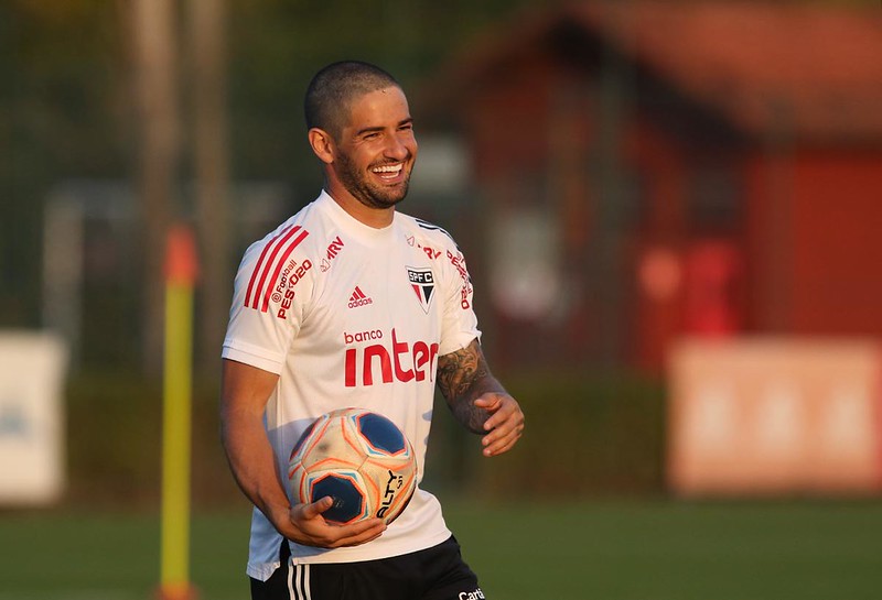 Dinheiro não é problema: Alexandre Pato aceitou salário básico para voltar a jogar