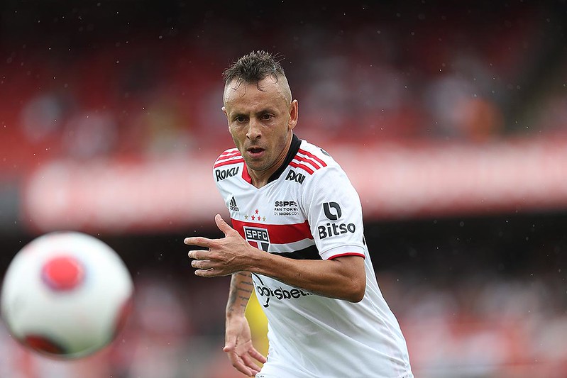 São Paulo chega com o pé na porta para contratar substituto de Rafinha