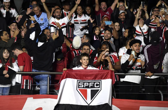 Grêmio paralisa negociação com lateral-esquerdo e São Paulo comemora
