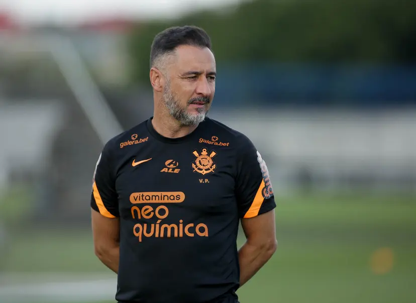 Vitor Pereira vira assunto na Inglaterra por situação bizarra envolvendo o Corinthians