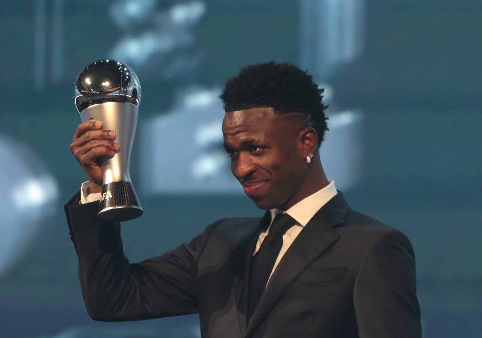 Vinicius Junior encerra ciclo no futebol após vencer o prêmio The Best da Fifa