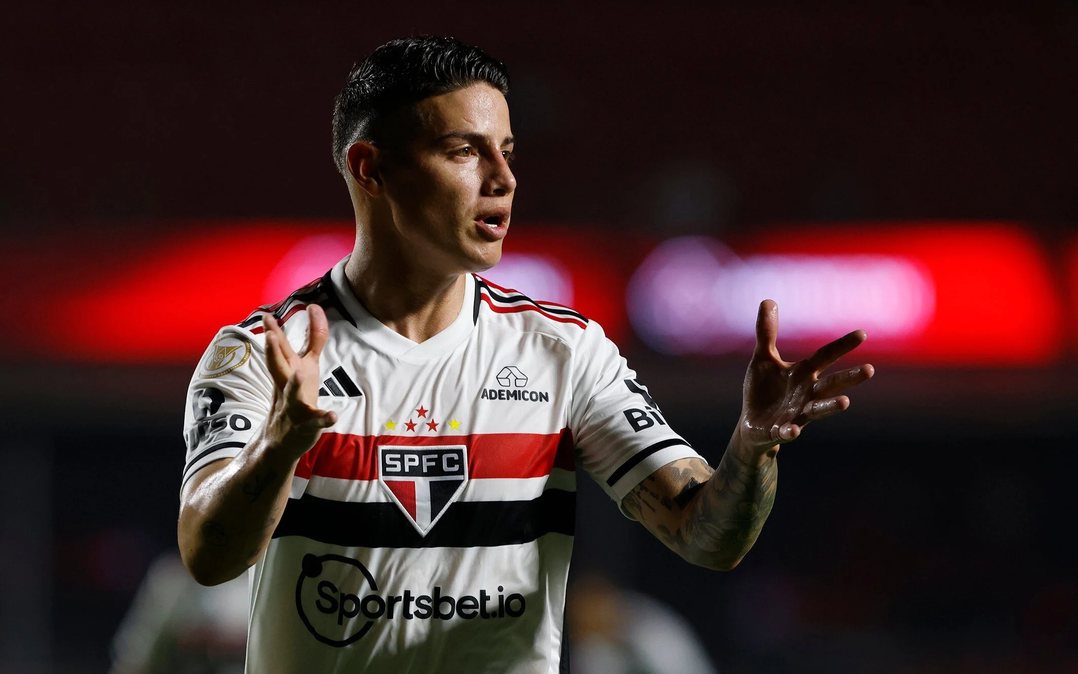 Colocou James Rodríguez no banco e agora está saindo do São Paulo