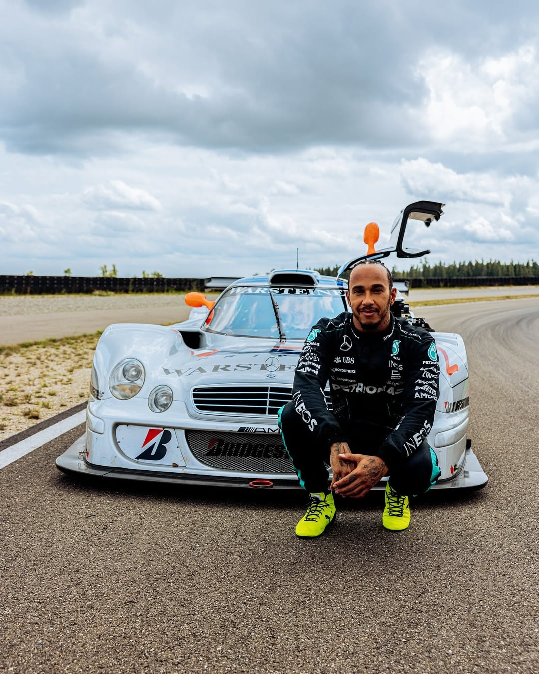 Mesmo fechado com a Ferrari, Lewis Hamilton deve pilotar Mercedes em 2025