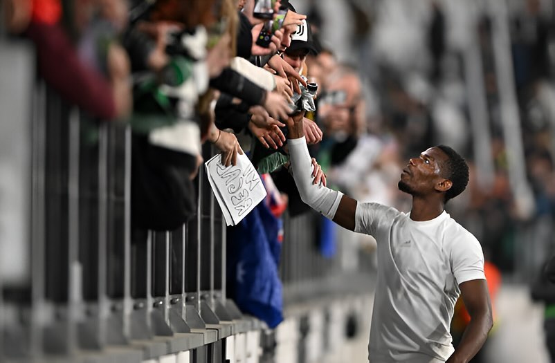Pogba aparece no SBT para falar de Corinthians e torcedores vão à loucura