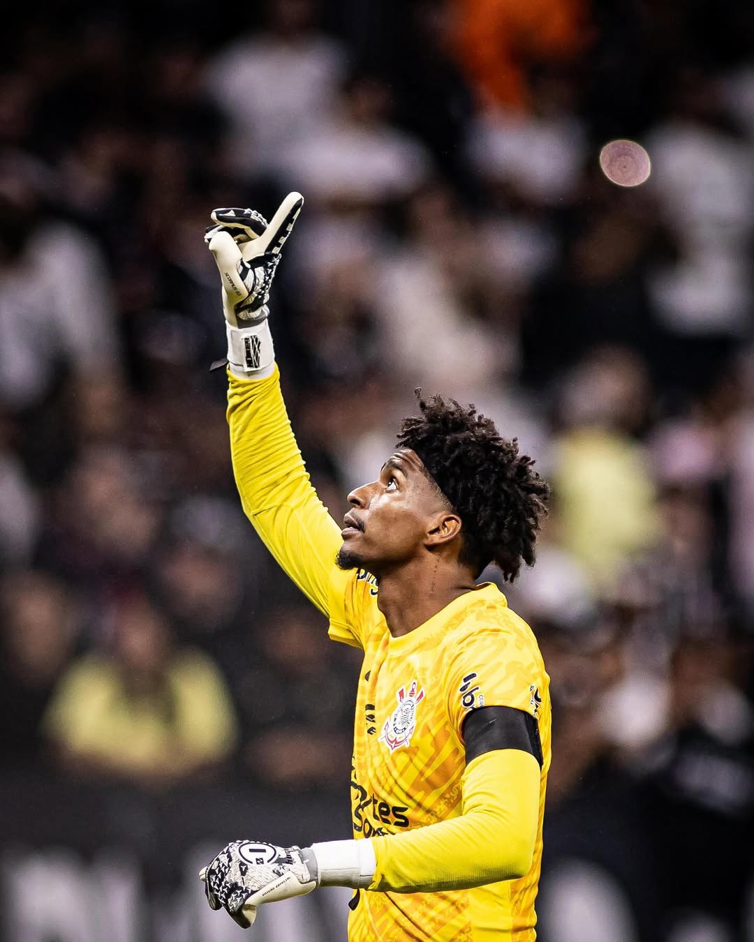Hugo Souza fez o que achou melhor e assinou contrato fora do Corinthians
