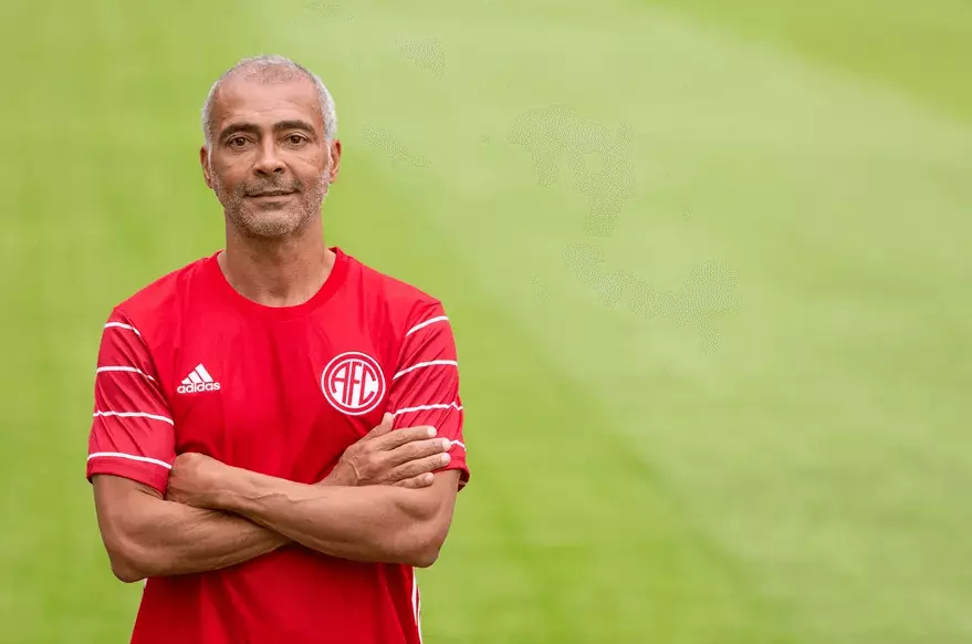 Tradição mantida: Romário faz proibição relacionada a chuteiras no América-RJ