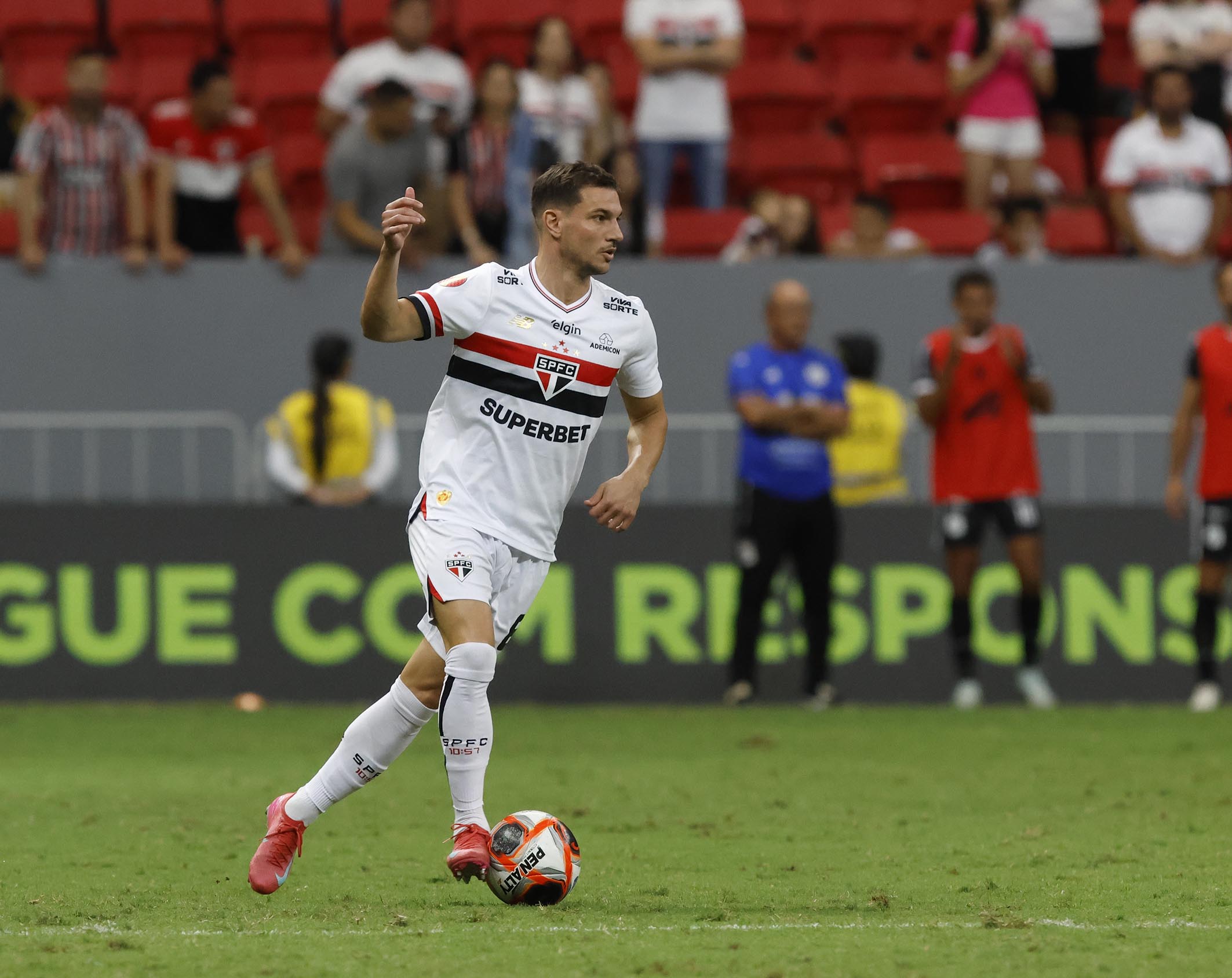 Torcida do São Paulo se impressiona com fato envolvendo Cédric Soares