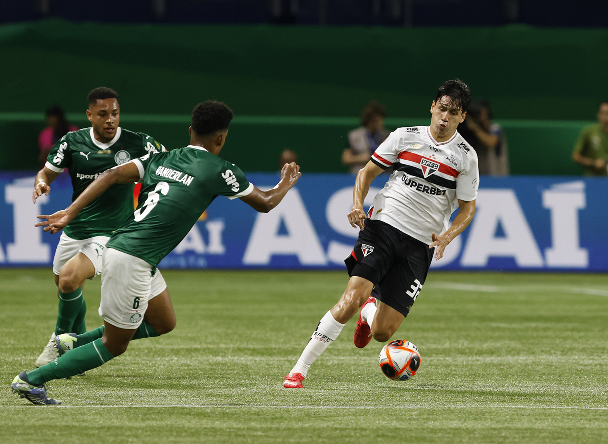 Jogo entre Palmeiras x São Paulo será anulado por pênalti mal marcado em cima de Vitor Roque?