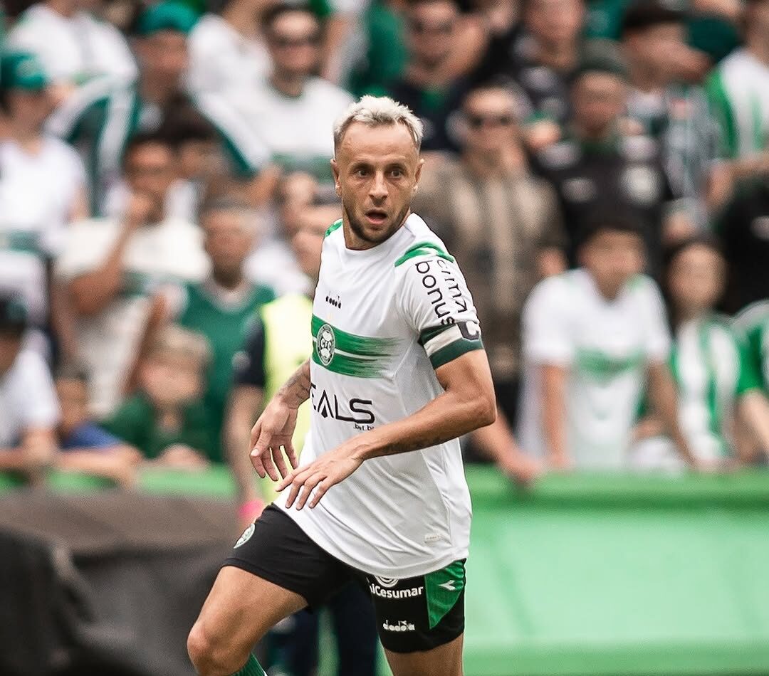 Coritiba quer rescindir o contrato de Rafinha por motivo inusitado