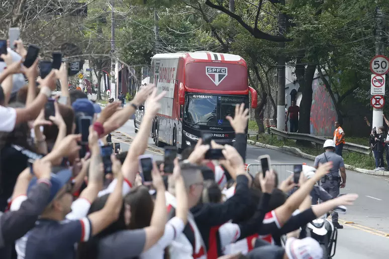 Kaká surpreendeu geral no Brasil e assinou com os espanhóis