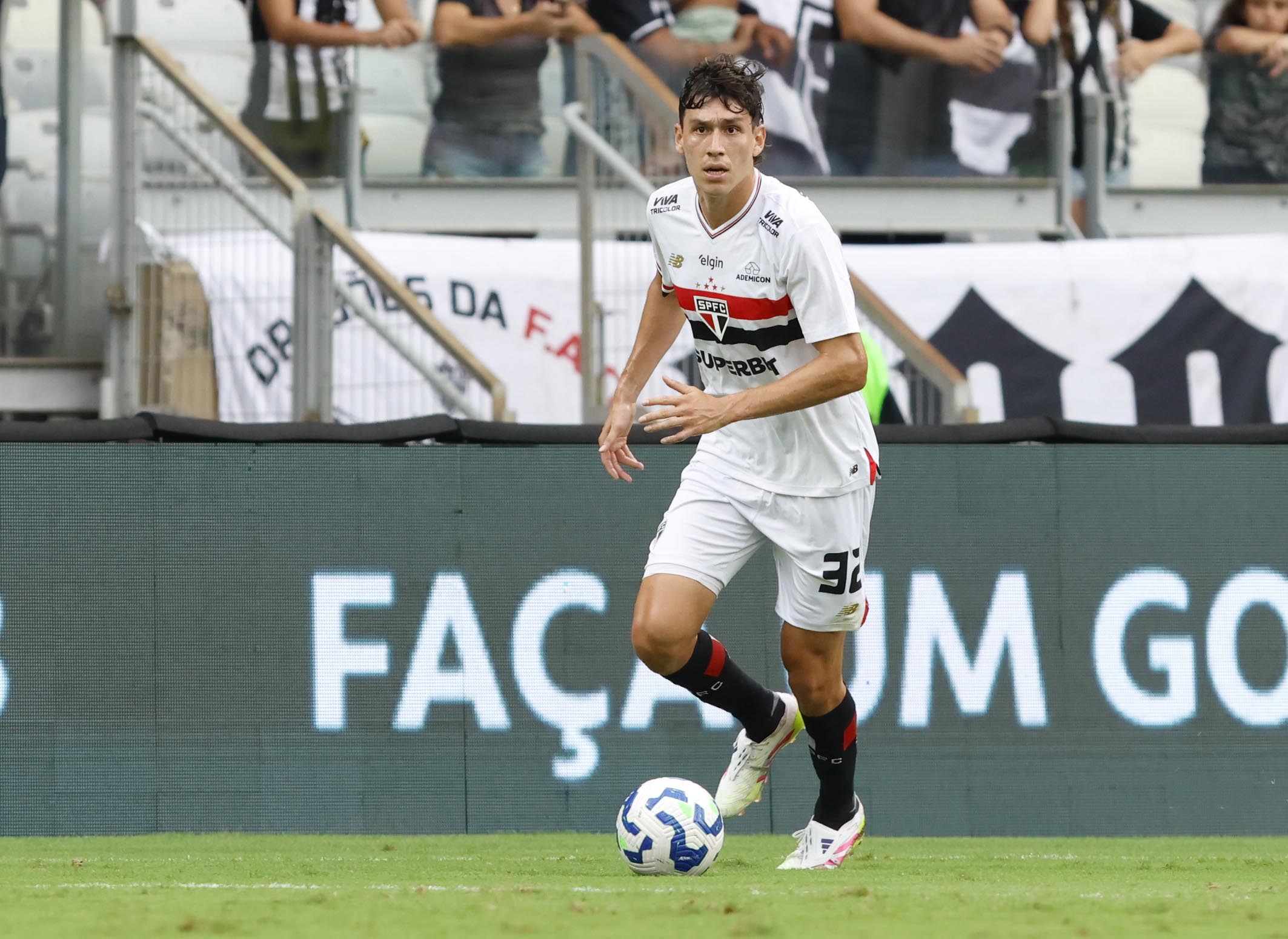 Ferraresi se manifesta sobre felicidade de ter sequência no São Paulo
