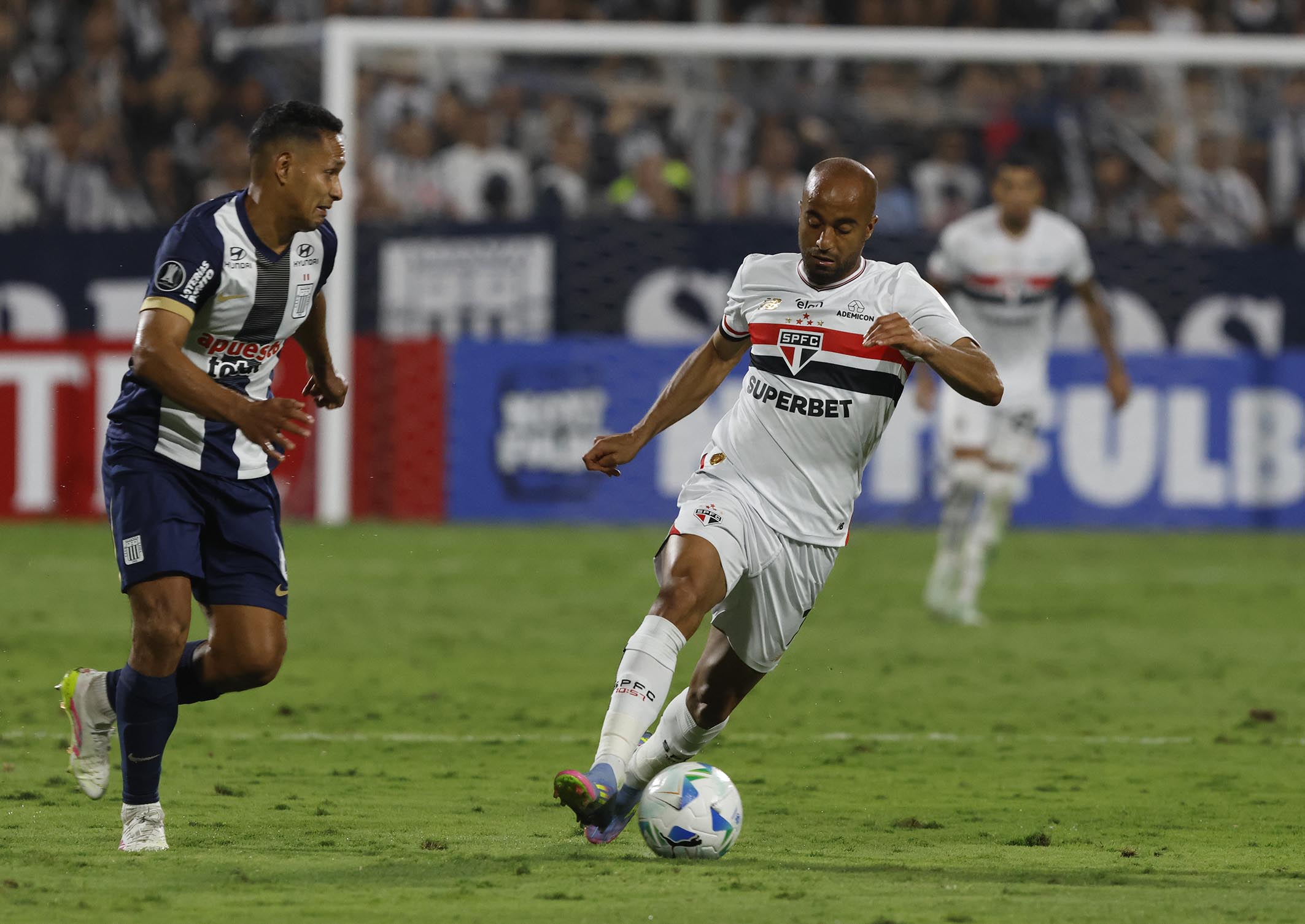 Lucas revela estado de lesão após vitória contra o Alianza Lima
