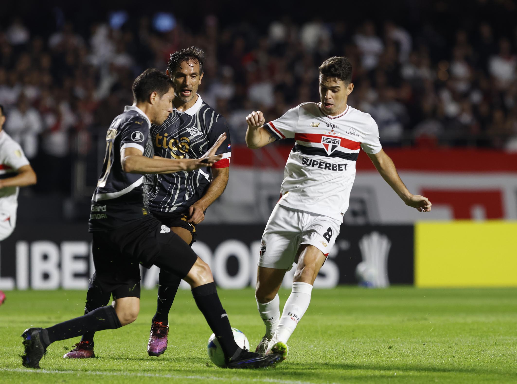Oscar perde a paciência após empate e expõe problema no São Paulo