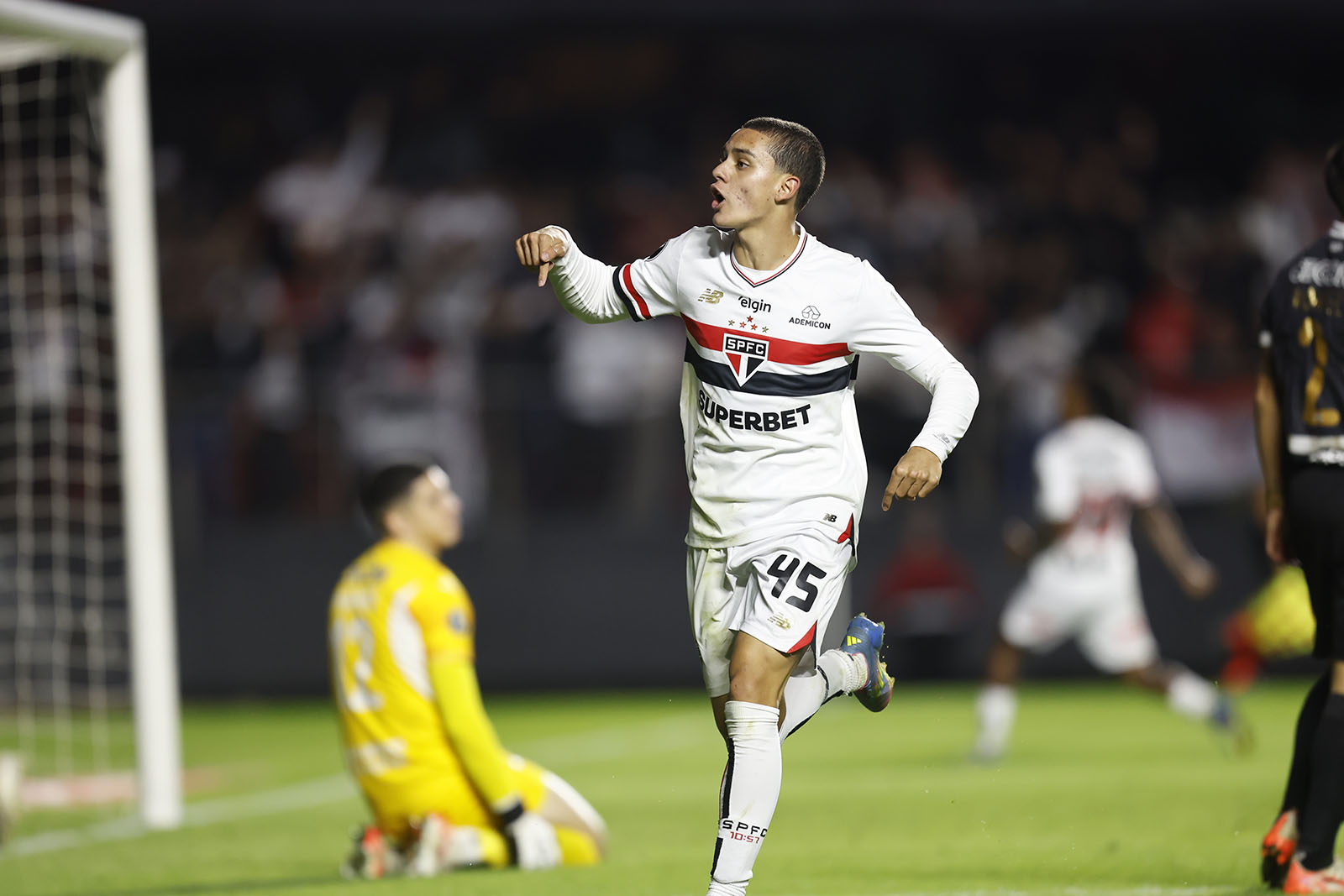 São Paulo se complica e recorre a Cotia para buscar classificação
