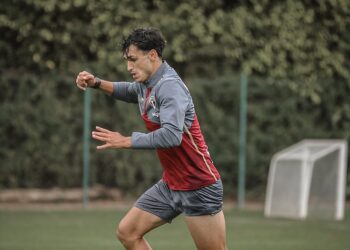 São Paulo aplica chapéu nos europeus e Crespo comemora reforço