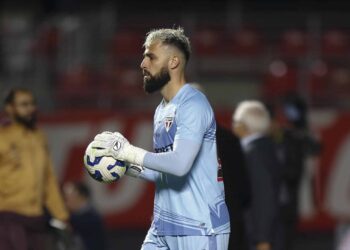 Enquanto Jandrei é criticado, São Paulo assina com novo goleiro