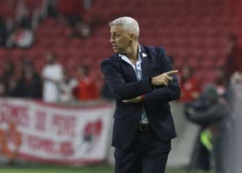 Crespo só foi avisado e São Paulo perde dois reforços na defesa