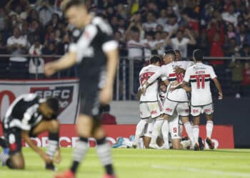 São Paulo não espera nem a janela abrir e contrata meia do Vasco