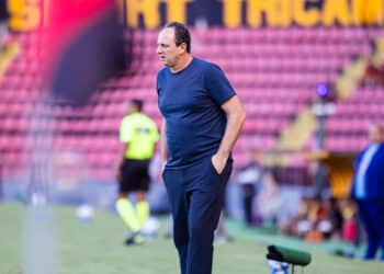 Rogério Ceni quase explodiu no banco ao ver essa jogada do Bahia