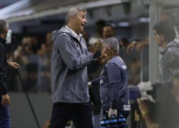 Crespo volta a viver velho drama no São Paulo e destino sorri de longe