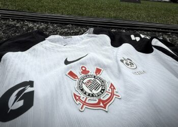 Ajudou quando o São Paulo precisou, mas agora pediu pra sair e assinou com o Corinthians