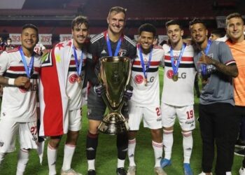 Deixou o São Paulo para fazer fortuna fora do Brasil e agora está gastando a bola na Europa