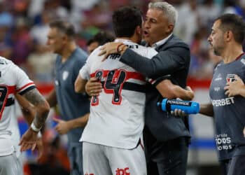 Logo após gol marcado, Tapia assume lugar de Neymar