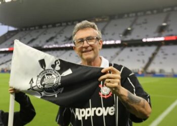 Neto recebe camiseta do São Paulo e não mede palavras