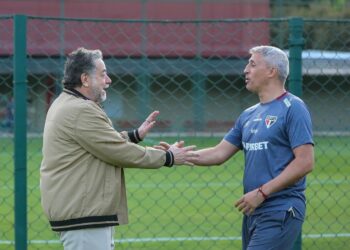 São Paulo manda comprar passagem e quatro promessas da base deixam o clube