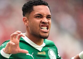 Enquanto Vitor Roque ganha R$ 2 milhões no Palmeiras, Calleri ganha muito menos no São Paulo
